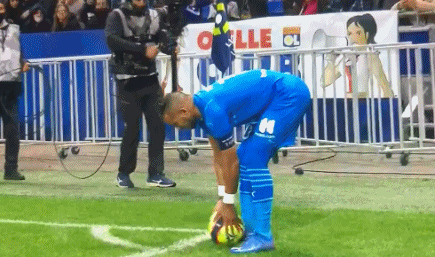 巴萨球迷再次在诺坎普比赛第10分钟集体高喊梅西的名字！