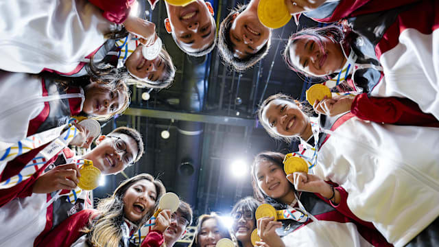 传奇奥斯卡满血复活看海港亚冠 球迷喊队危 ！速归！（奥斯卡状态回勇现身海港亚冠，球迷高呼：球队告急，尽快回归！）