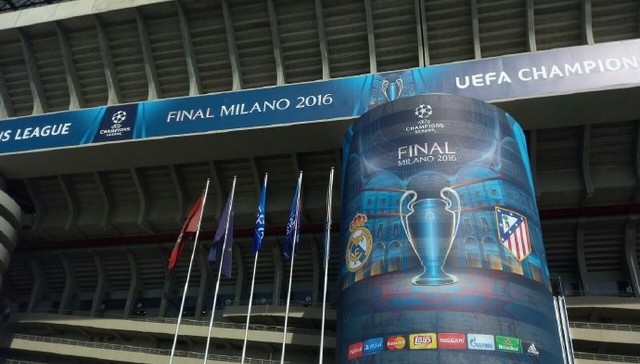 王鹤棣见老师落泪后调皮盖帽（老师落泪后，王鹤棣顽皮来个盖帽）