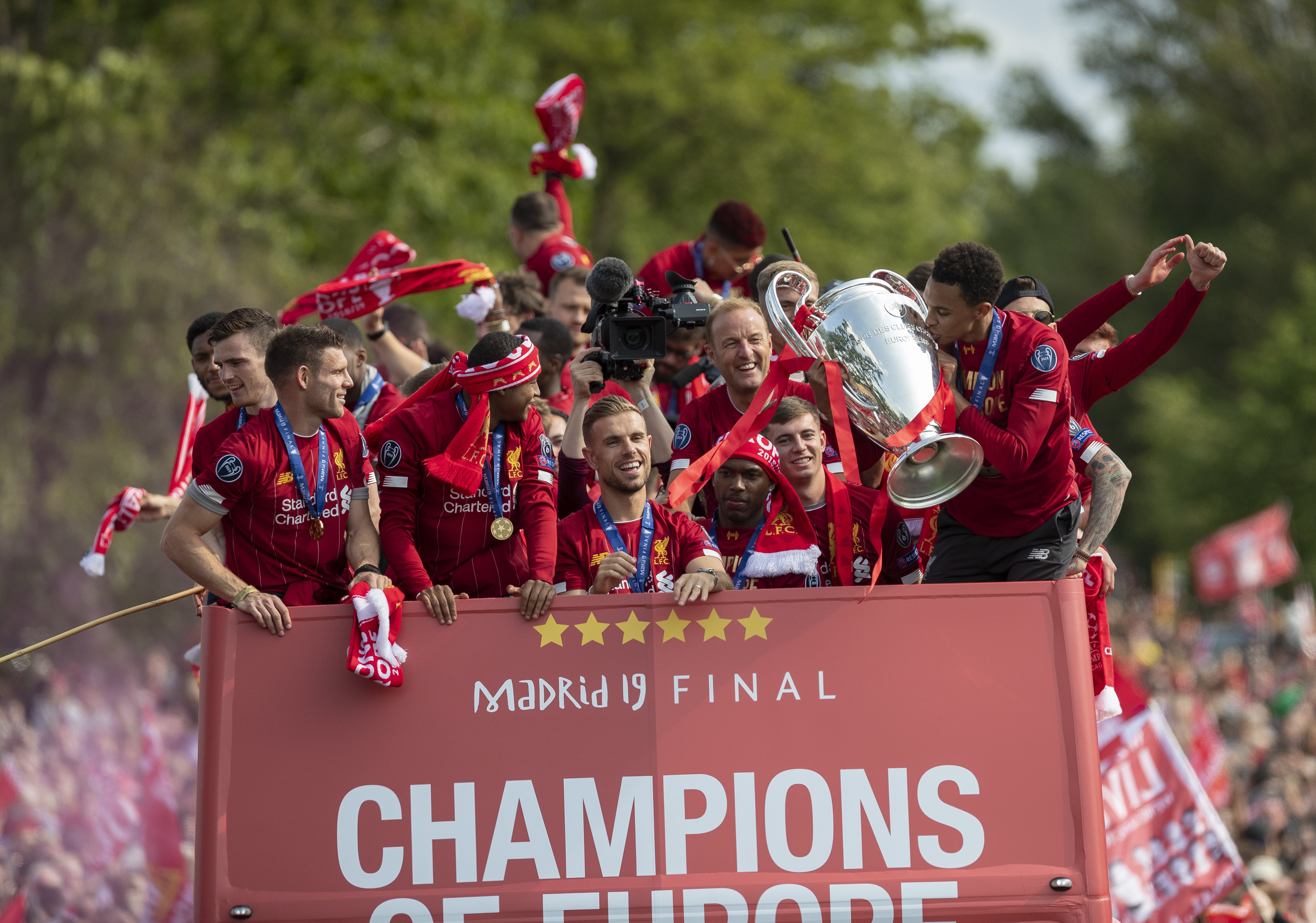 高效表现震撼全场（高能发挥惊艳全场）