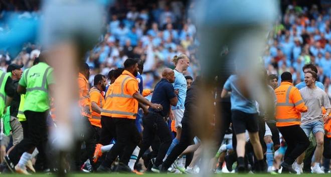 萨里：建议把VAR设备放的离替补席远一点，裁判需要冷静判断（萨里：应将VAR设备远离替补席，便于裁判冷静判罚）