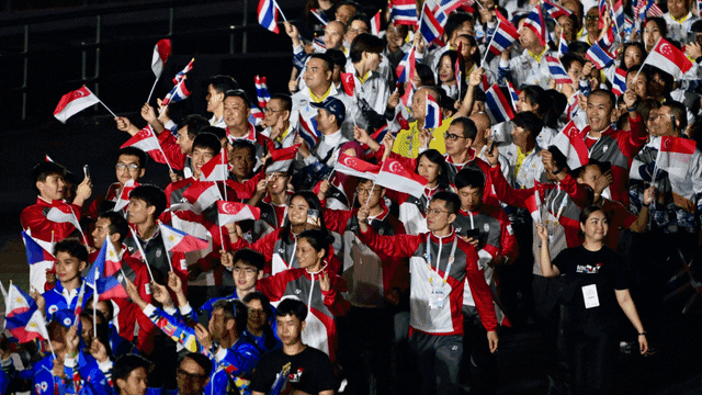 保罗生涯总助攻和抢断皆排名历史第二，仅次于斯托克顿（保罗生涯助攻与抢断双双位居历史第二，仅逊斯托克顿）