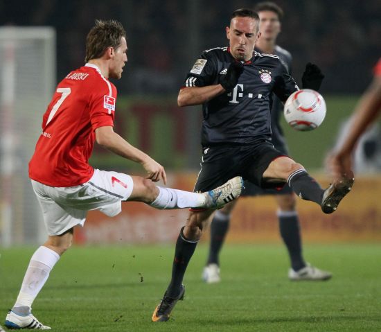 德甲战报：迪亚斯传射、杰克逊锁胜局，拜仁3-1圣保利（德甲：迪亚斯传射建功，杰克逊终结悬念，拜仁3-1击退圣保利）