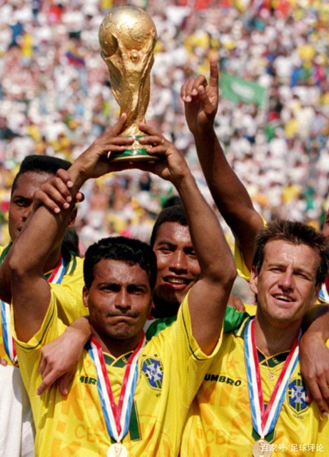 曼联主场1-1战平西汉姆联，近5轮仅1胜，阿莫林临场换人失误导致失利，球队前景堪忧。（曼联主场1-1被西汉姆逼平，近5轮仅胜一场，阿莫林换人失当引发质疑，前景堪忧）