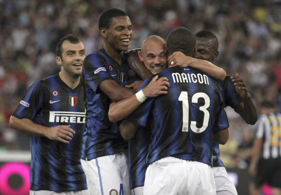 跟队：米兰双雄在为新球场找命名商，目标带来每年超2000万欧收入（队记：米兰双雄为新球场寻冠名合作，目标年收逾2000万欧元）