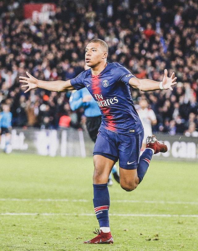 2025年球衣销量：亚马尔力压梅罗排第一；皇萨塔俱乐部前三（2025年球衣销量榜：亚马尔超越梅罗登顶，皇马巴萨塔队包揽俱乐部前三）